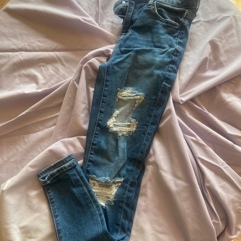 Women’s American Eagle skinny jeans. Size 4. Ripped